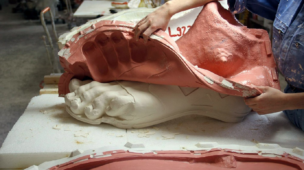 From producing a silicone mold to casting in resin, plaster or bronze, the cast workshop techniques - Making a mold - Unmolding