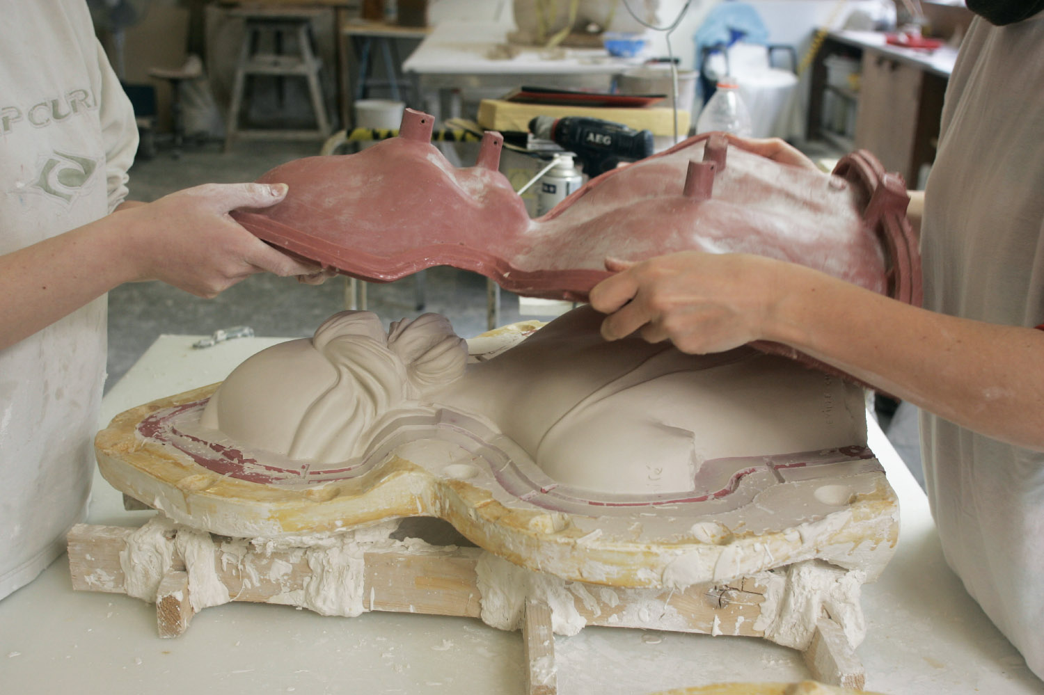 From producing a silicone mold to casting in resin, plaster or bronze, the cast workshop techniques - The casting process - Unmolding