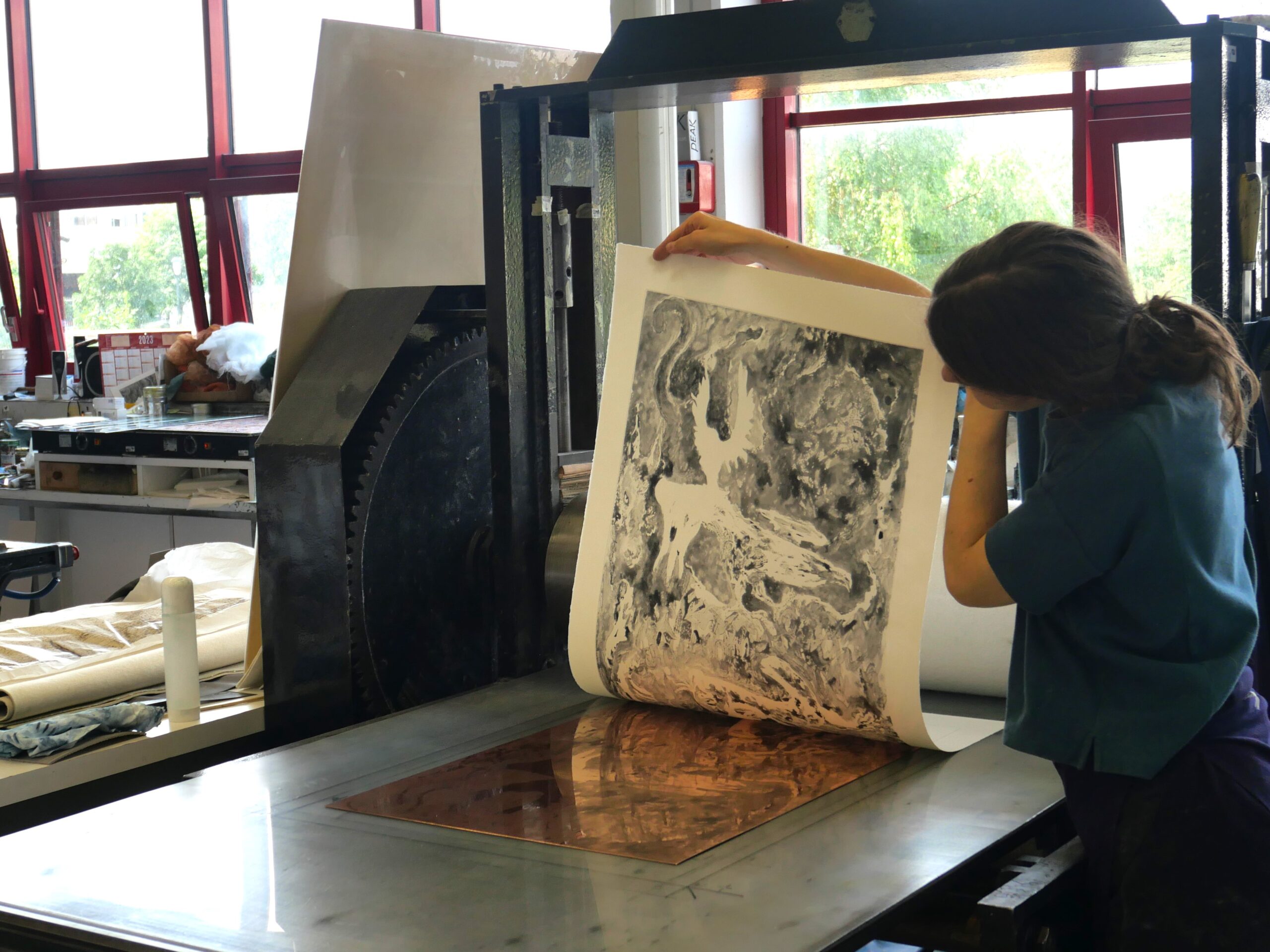 Lucile Vanstaevel imprime l’estampe commandée par le Louvre